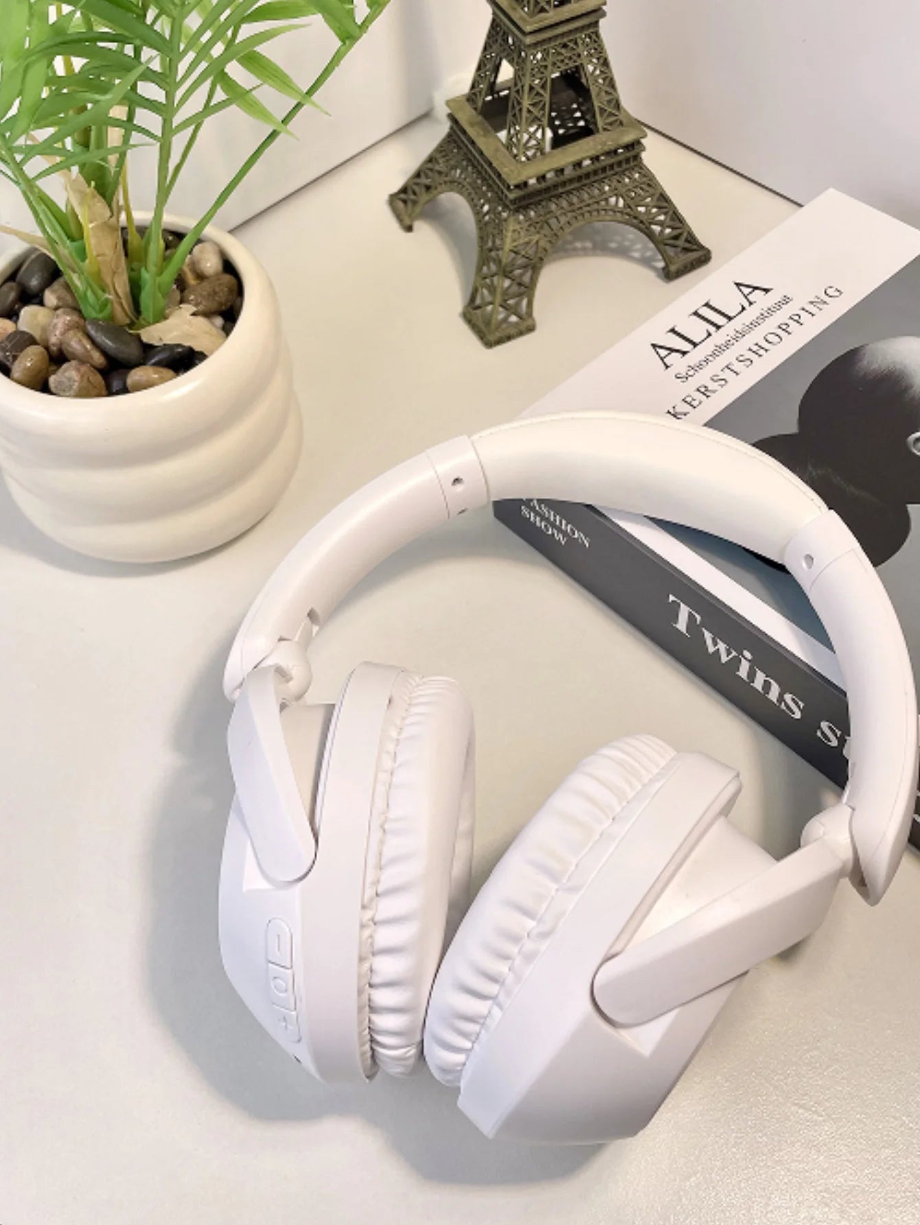 Wireless Bluetooth over-ear headphones, with long battery life and low latency, rotatable and foldable gaming sports headphones