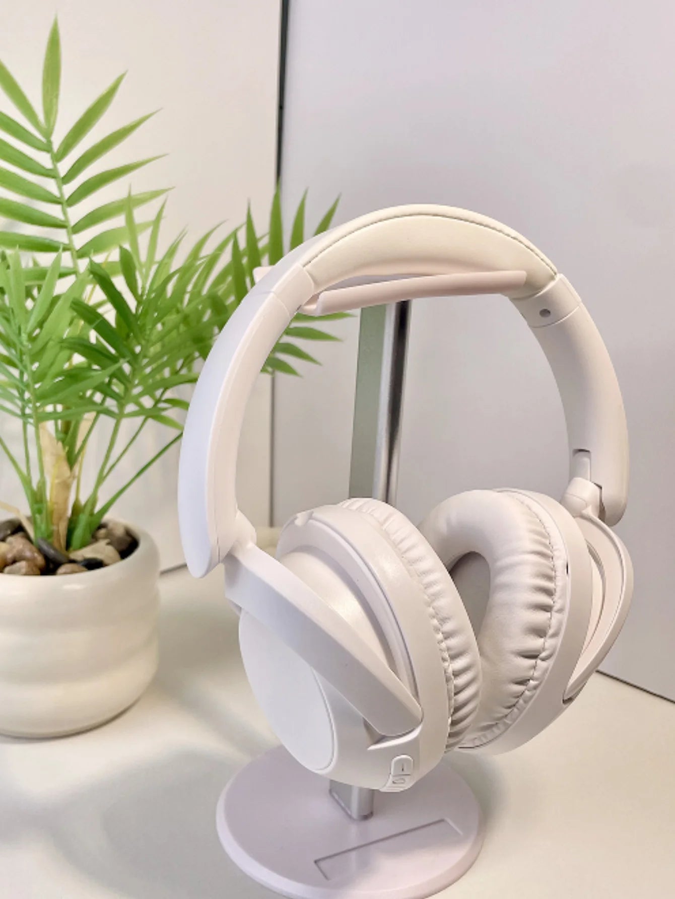 Wireless Bluetooth over-ear headphones, with long battery life and low latency, rotatable and foldable gaming sports headphones