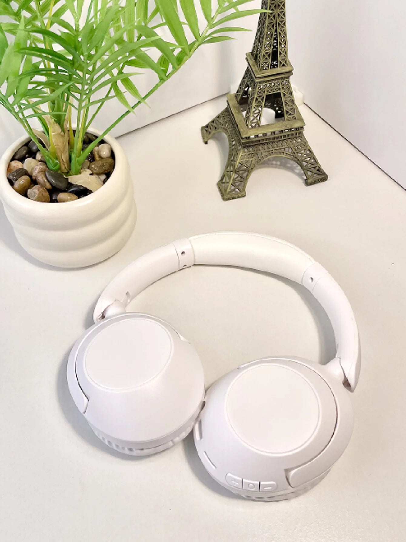 Wireless Bluetooth over-ear headphones, with long battery life and low latency, rotatable and foldable gaming sports headphones